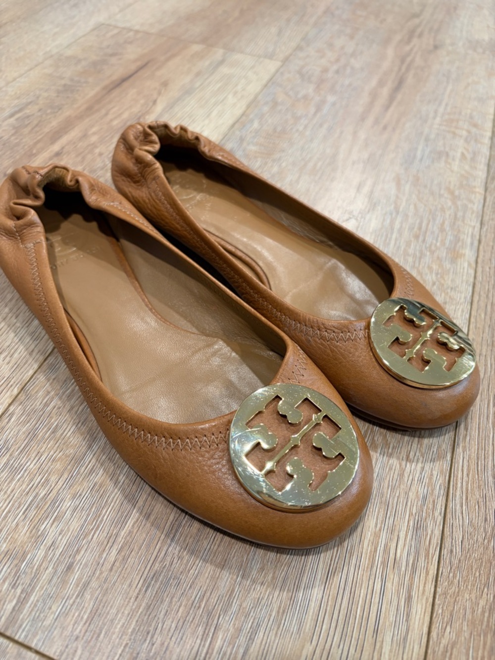 Tory Burch Reva Ballet Flats Tan Leather Gold Logo Size 7.5 - Picture 2 of 10